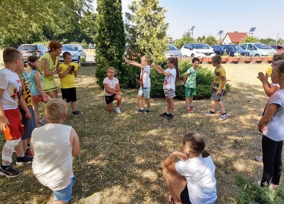 Zabawy uczniów na świeżym powietrzu