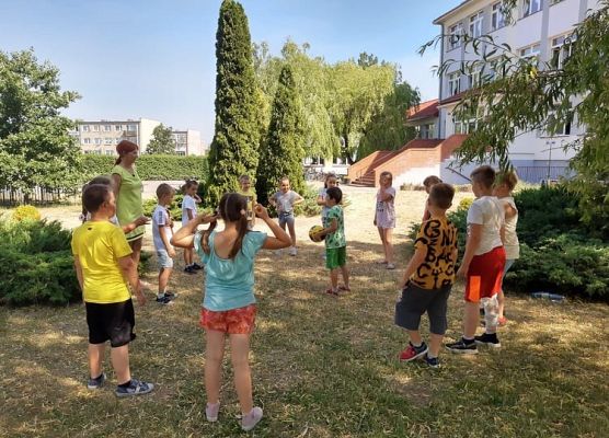 Zabawy uczniów na świeżym powietrzu