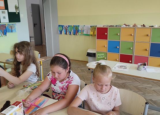 Uczennice układają puzzle