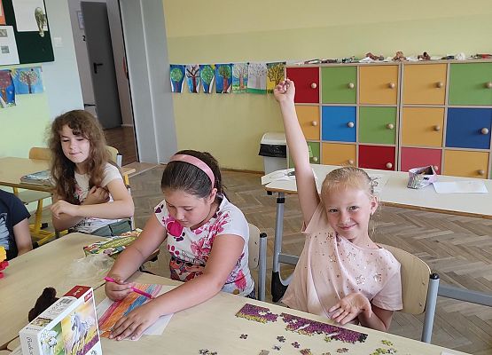 Uczennice układają puzzle