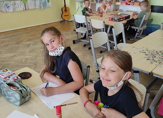 Dzieci wykonują prace plastyczne