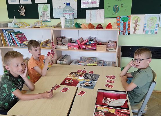 Uczniowie grają w gry planszowe
