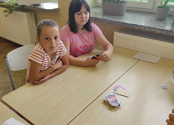 Dziewczynki grają w grę planszową