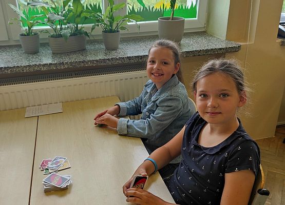 Dziewczynki grają w grę planszową