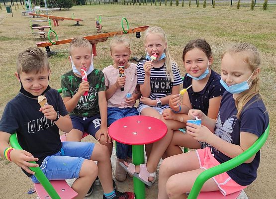 Uczniowie na placu zabaw