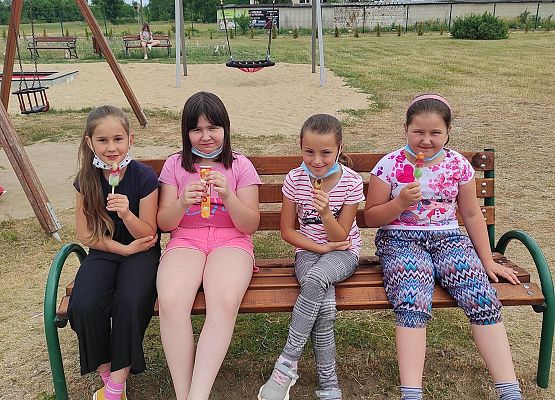 Uczniowie na placu zabaw