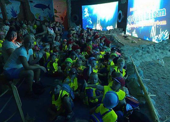 Przedszkolaki oglądają film w SeaParku