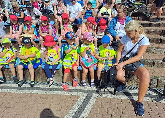 Przedszkolaczki czekają na karmienie fok