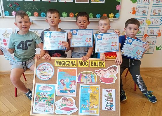 Przedszkolaki z materiałami informacyjnymi "Magiczna moc bajek"