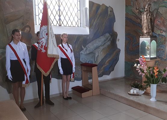 Poczet sztandarowy w kościele na uroczystej mszy z okazji rozpoczęcia nowego roku szkolnego.