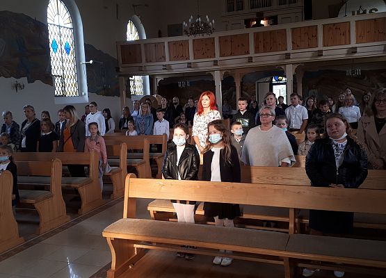 Uczniowie i nauczyciele w kościele na uroczystej mszy z okazji rozpoczęcia nowego roku szkolnego.