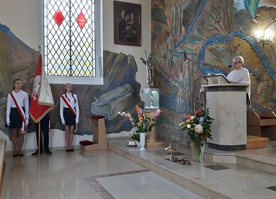 Poczet sztandarowy w kościele na uroczystej mszy z okazji rozpoczęcia nowego roku szkolnego.