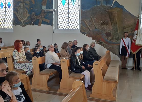 Uczniowie i nauczyciele w kościele na uroczystej mszy z okazji rozpoczęcia nowego roku szkolnego.