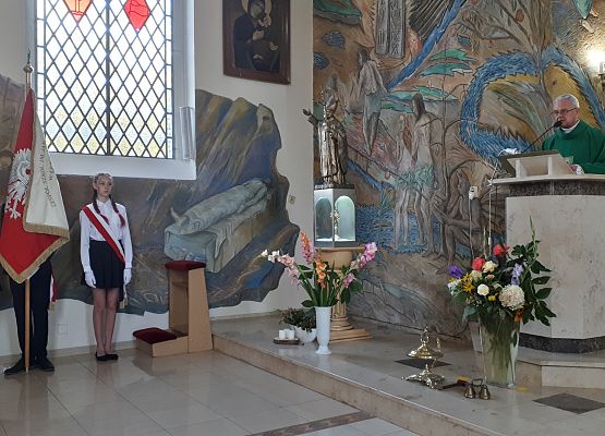 Poczet sztandarowy w kościele na uroczystej mszy z okazji rozpoczęcia nowego roku szkolnego.