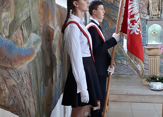 Poczet sztandarowy w kościele na uroczystej mszy z okazji rozpoczęcia nowego roku szkolnego.
