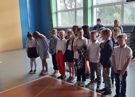 Uczniowie na uroczystym rozpoczęciu roku szkolnego 2021/2022