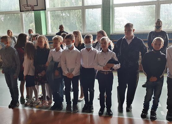 Uczniowie na uroczystym rozpoczęciu roku szkolnego 2021/2022