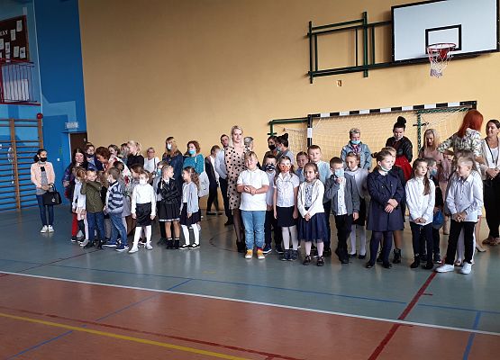 Uczniowie na uroczystym rozpoczęciu roku szkolnego 2021/2022