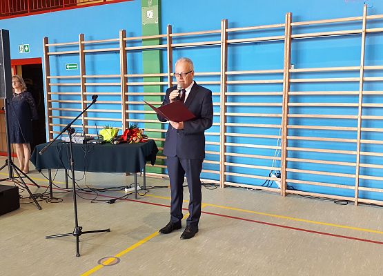 Dyrektor przemawia na uroczystym apelu z okazji rozpoczęcia nowego roku szkolnego.