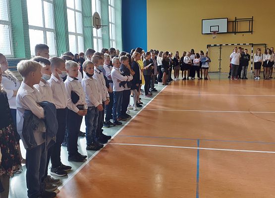 Uczniowie na uroczystym rozpoczęciu roku szkolnego 2021/2022