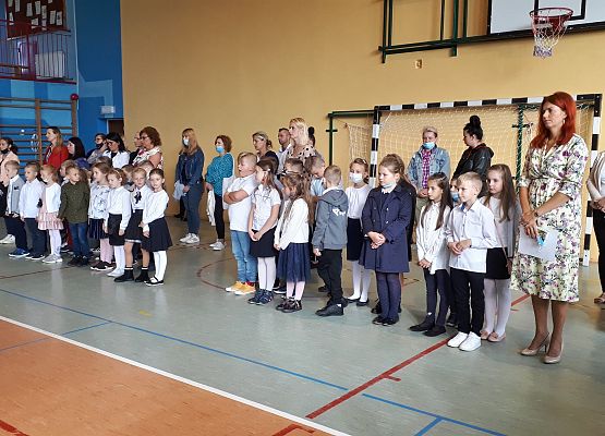 Uczniowie na uroczystym rozpoczęciu roku szkolnego 2021/2022