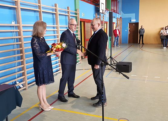 Dyrektor gratuluje nauczycielowi z okazji jubileuszu pracy.