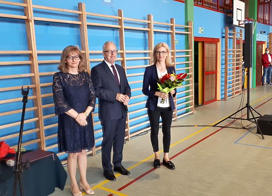 Dyrekcja z nauczycielką obchodzącą jubileusz pracy.