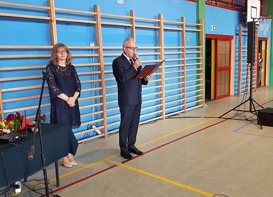 Dyrektor przemawia na uroczystym apelu z okazji rozpoczęcia nowego roku szkolnego.