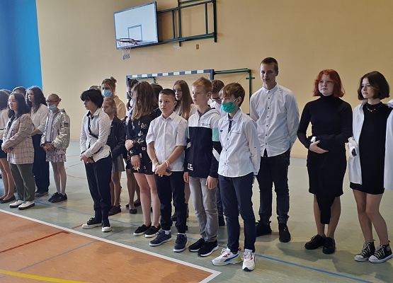 Uczniowie na uroczystym rozpoczęciu roku szkolnego 2021/2022