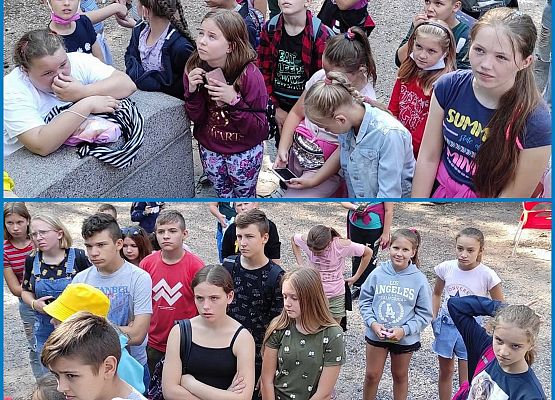 Uczniowie przed latarnią