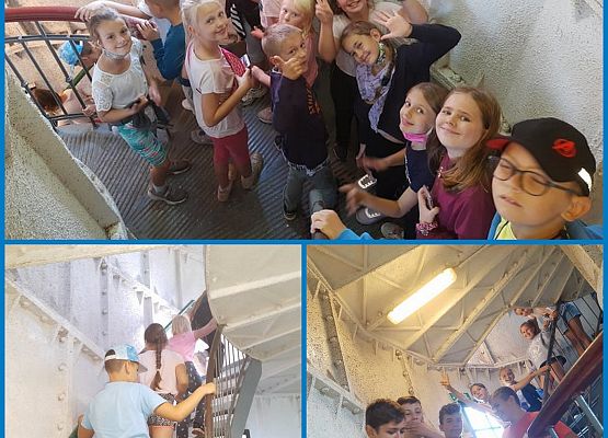 Uczniowie wchodzą na latarnię