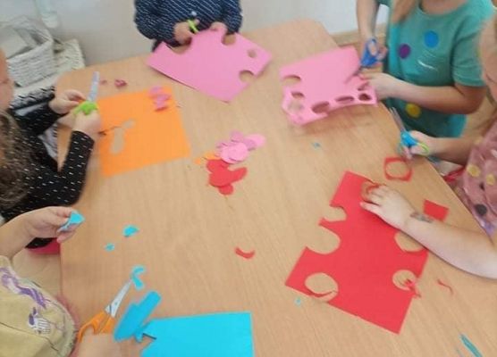 Dzieci wycinają kropki.