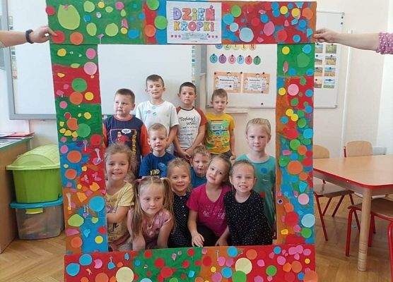 Wspólne zdjęci dzieci w ramce w kropki.