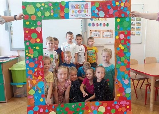 Wspólne zdjęci dzieci w ramce w kropki.