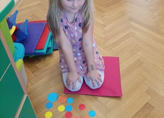 Dziewczynka liczy kropki.