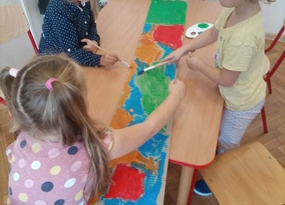 Przedszkolaki malują ramkę do wspólnego zdjęcia