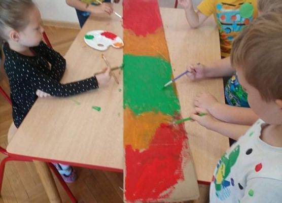 Przedszkolaki malują ramkę do wspólnego zdjęcia