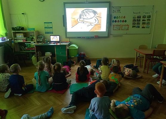 Dzień kropki - dzieci oglądają prezentację multimedialną.