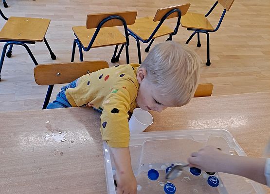 Chłopiec łowi korki i pompony