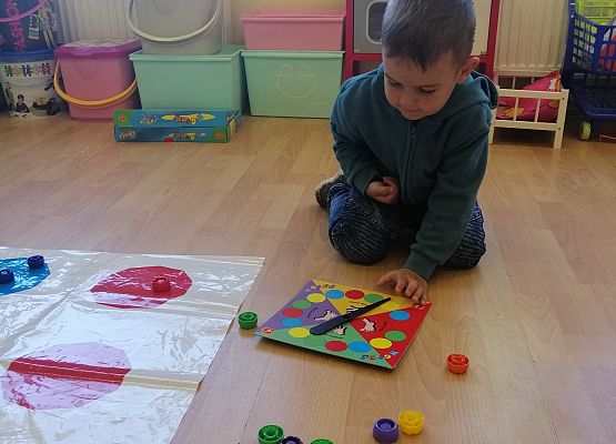 Zabawa dzieci na planszy w kropki