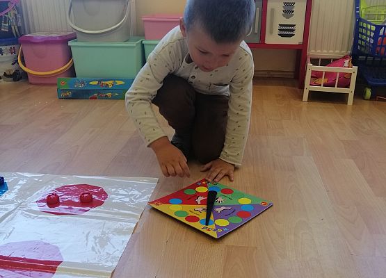 Zabawa dzieci na planszy w kropki