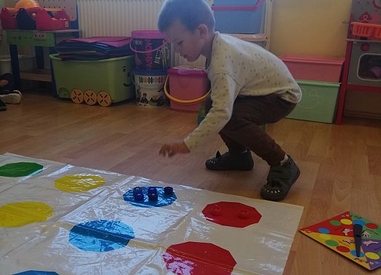 Zabawa dzieci na planszy w kropki