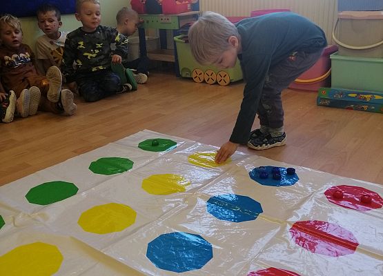 Zabawa dzieci na planszy w kropki