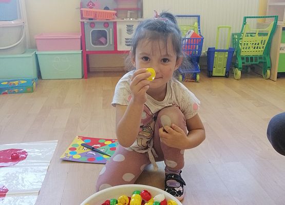 Zabawa dzieci na planszy w kropki