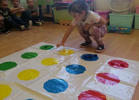 Zabawa dzieci na planszy w kropki