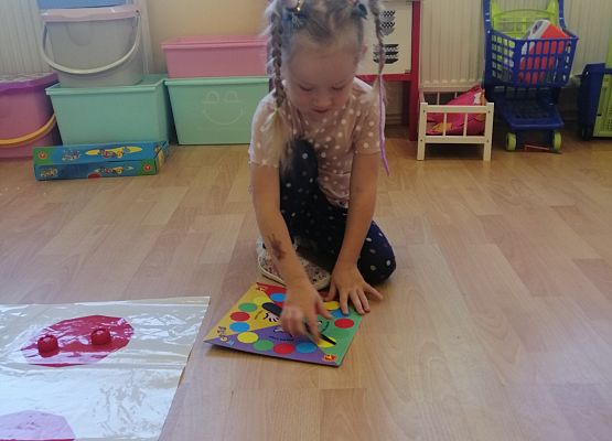 Zabawa dzieci na planszy w kropki