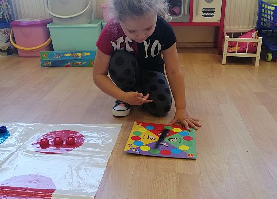 Zabawa dzieci na planszy w kropki