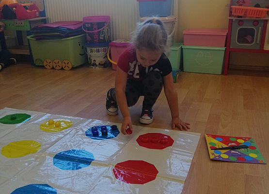 Zabawa dzieci na planszy w kropki