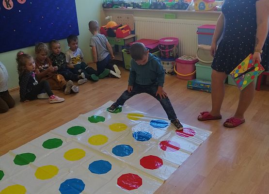 Zabawa dzieci na planszy w kropki