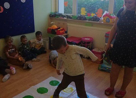 Zabawa dzieci na planszy w kropki